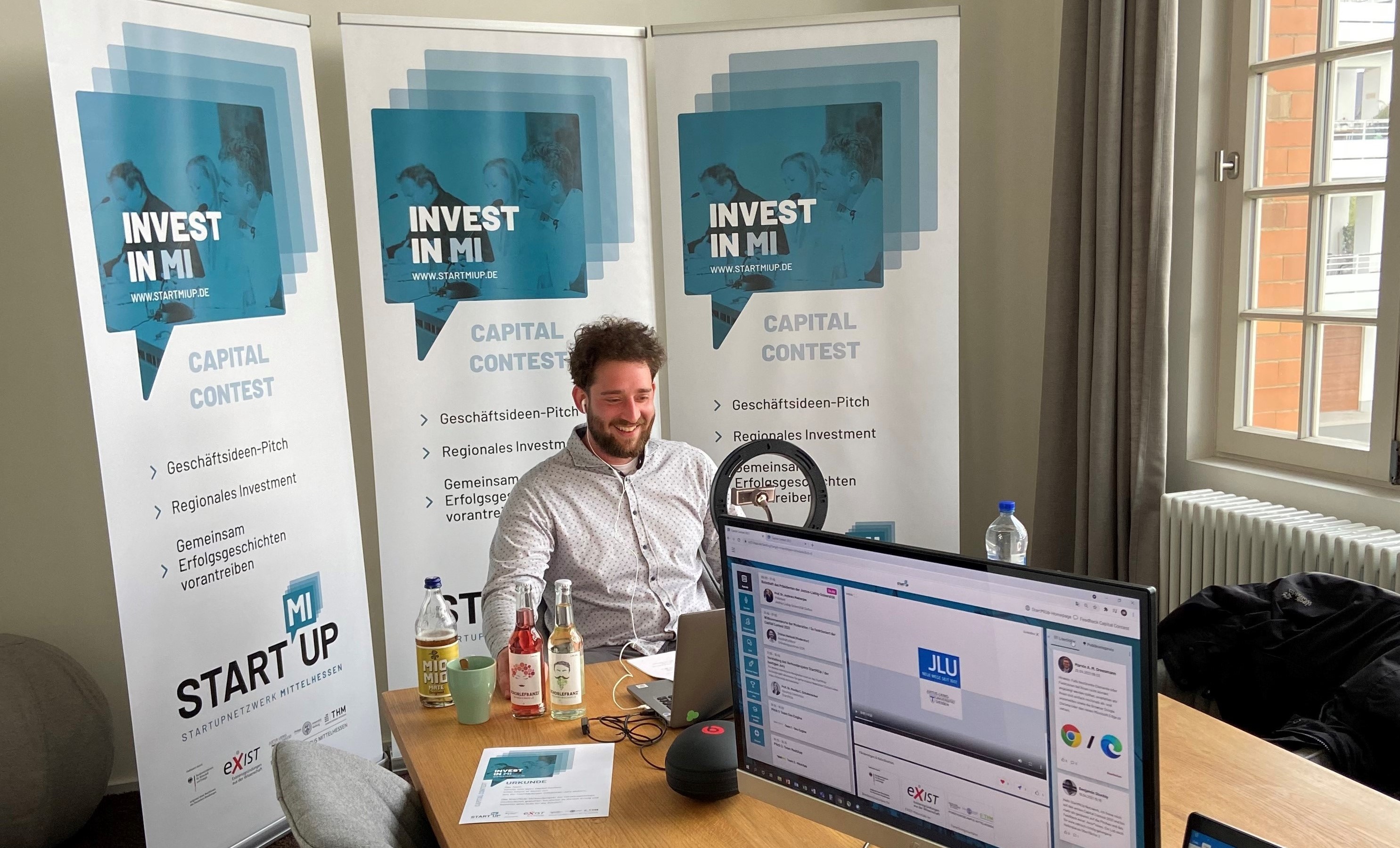 Moderator Tristan Herbold bereitet sich vor