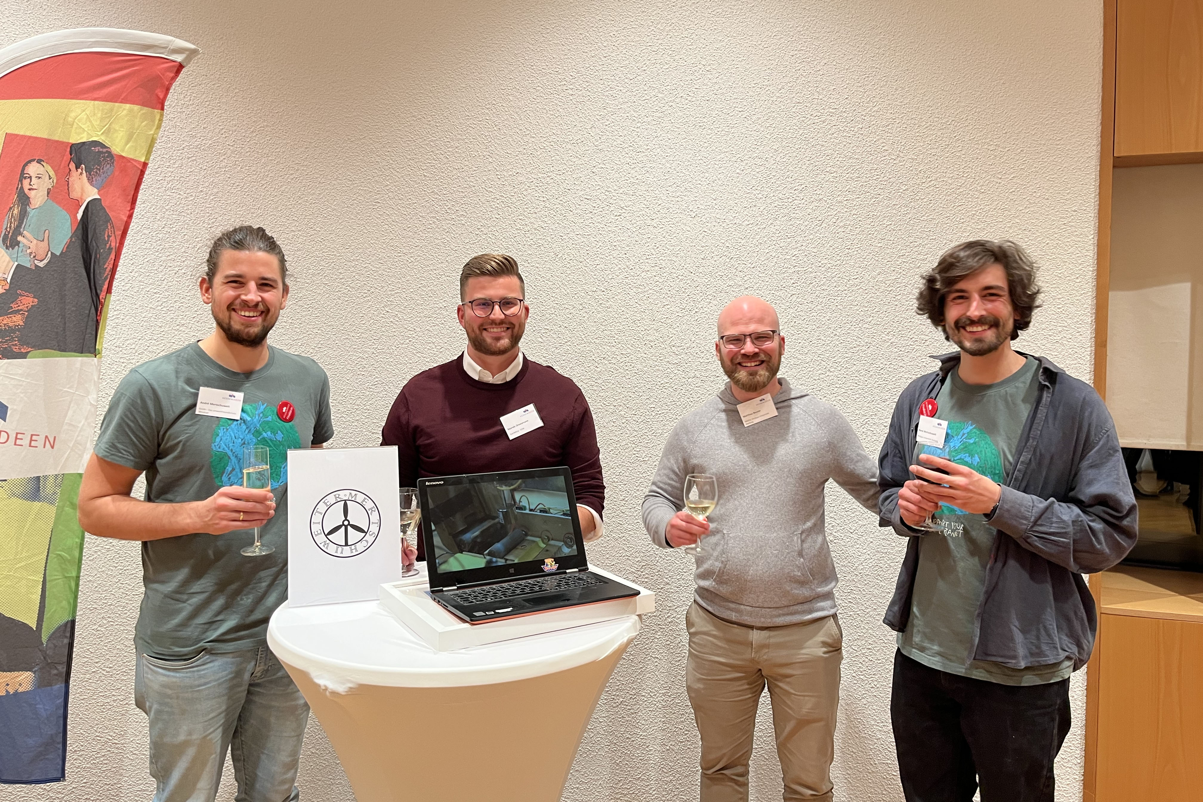 Die beiden Gründer von EroWi (René und André Mertschuweit) mit zwei Vertretern des StartMiUp Prototyping Teams (Marvin Dreesmann und Matthias Beurer)