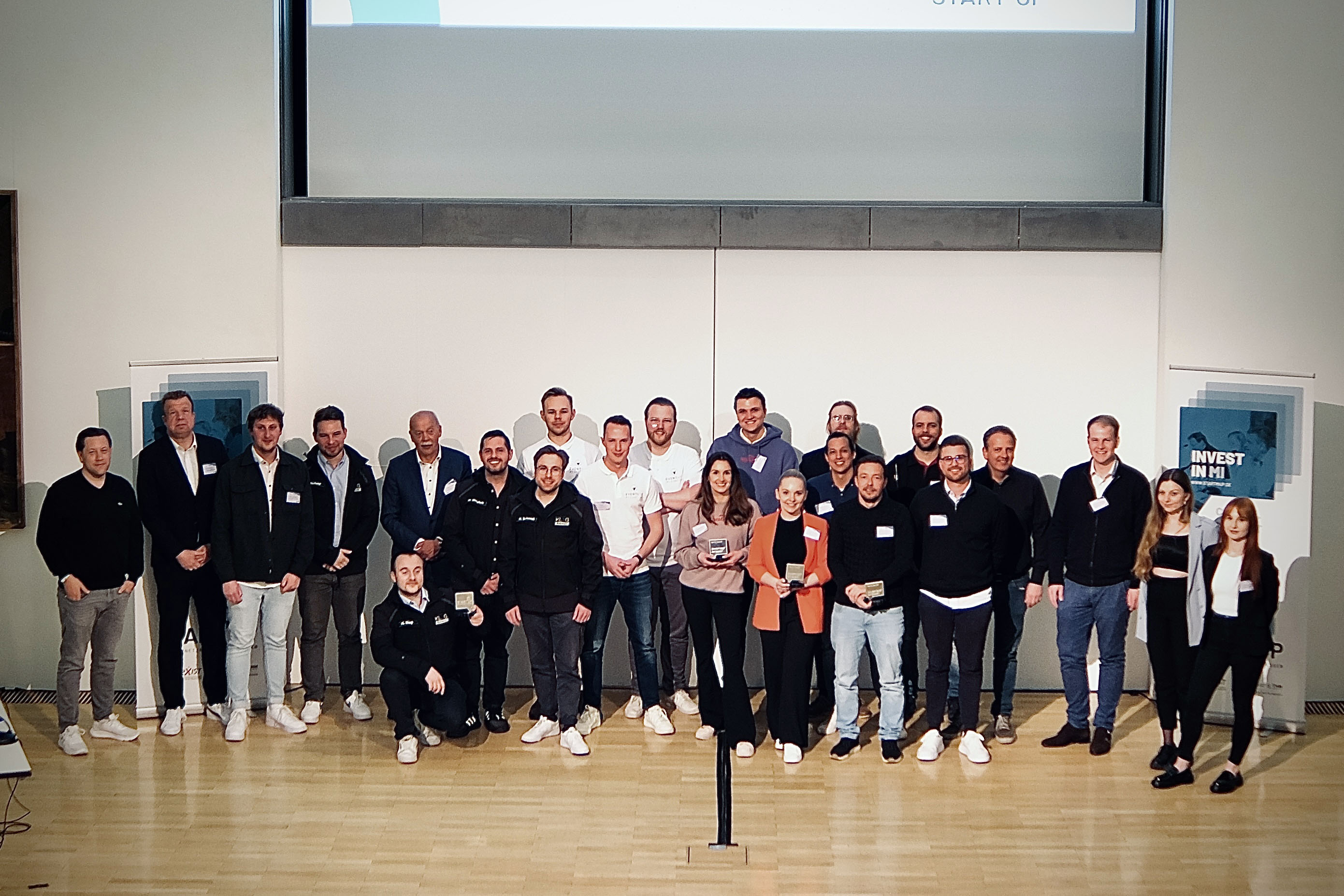 Preisverleihung mit den Teams, der Jury und den Organisatoren.  Foto: Marcus Schneider, Henri&Fritz Fotografie