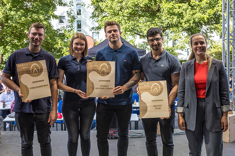 Das siegreiche Team „Clever Sole“ im THM Ideeco 2023 erhält – neben jener für den Publikumspreis und für soziale Nachhaltigkeit – ihre Siegesurkunde aus den Händen von Annekathrin Walter vom Hauptsponsor MK Versuchsanlagen.