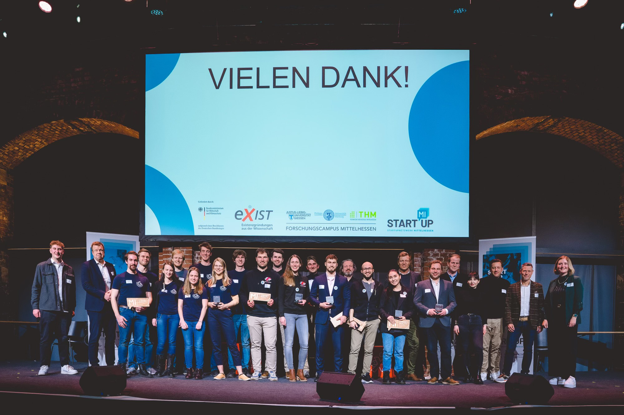 Preisverleihung mit den Teams, der Jury und den Organisatoren. Foto: StartMiUp/Katrina Friese