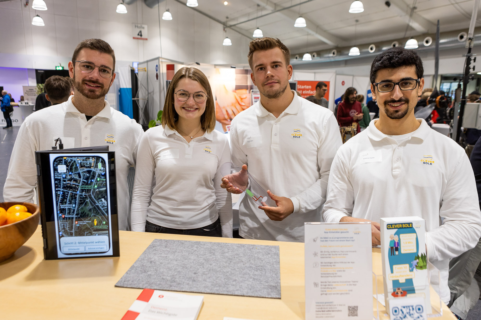 Paul Miesen, Emily Schmidt, Vincent Dern und Schlemun Danho (v.l.) wollen mit der Clever Sole Demenzkranken mehr Freiheit und Sicherheit schenken. Foto: Christian Lademann/THM