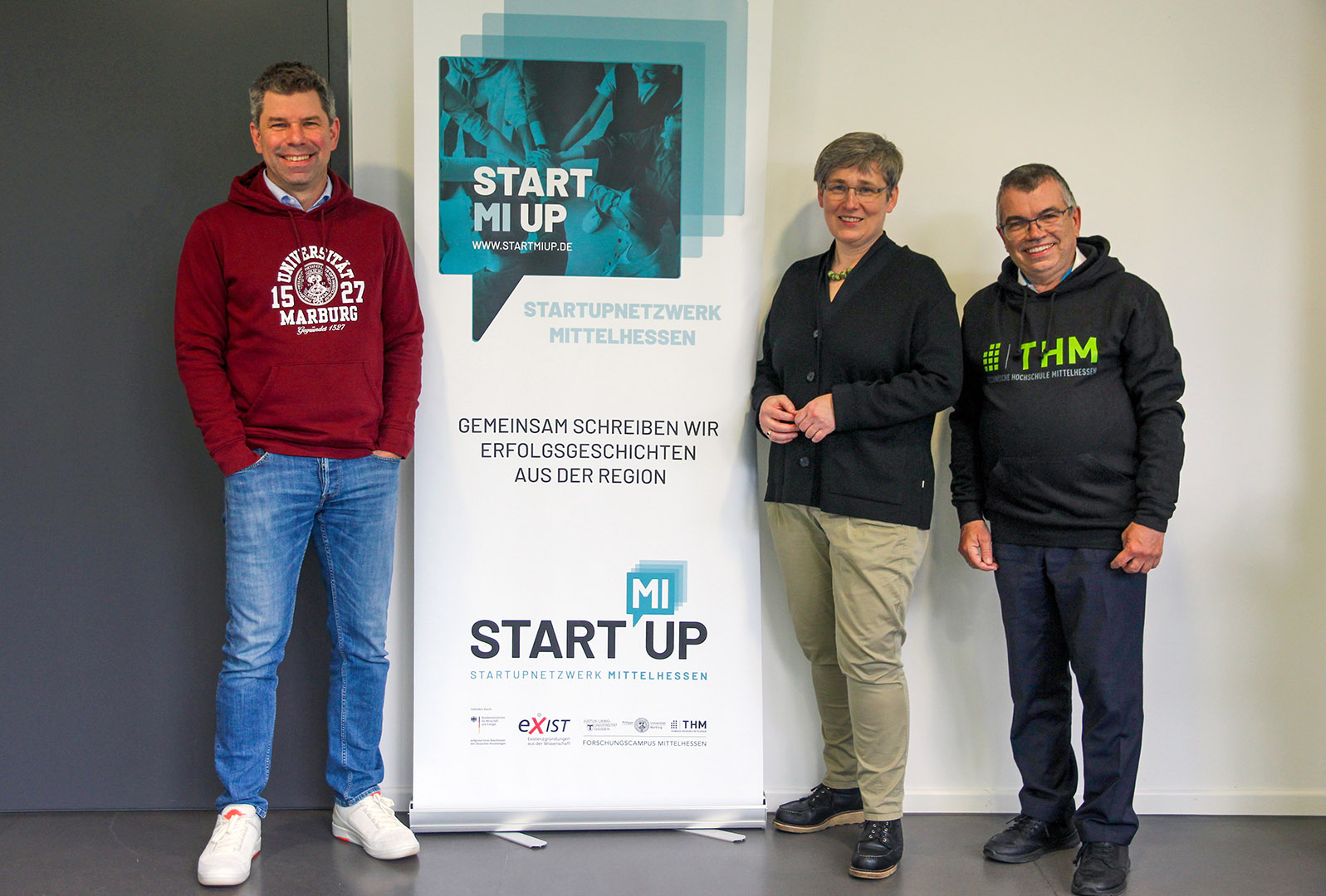 Gute Ideen aus der Wissenschaft in die Praxis bringen: Mit StartMiUp fördern die mittelhessischen Hochschulen (im Bild von links: Prof. Dr. Thomas Nauss, Präsident der Philipps-Universität Marburg, Prof. Dr. Katharina Lorenz, Präsidentin der Justus-Liebig-Universität Gießen und Prof. Dr. Matthias Willems, Präsident der Technische Hochschule Mittelhessen) die regionale Vernetzung bei der Gründungsförderung. 