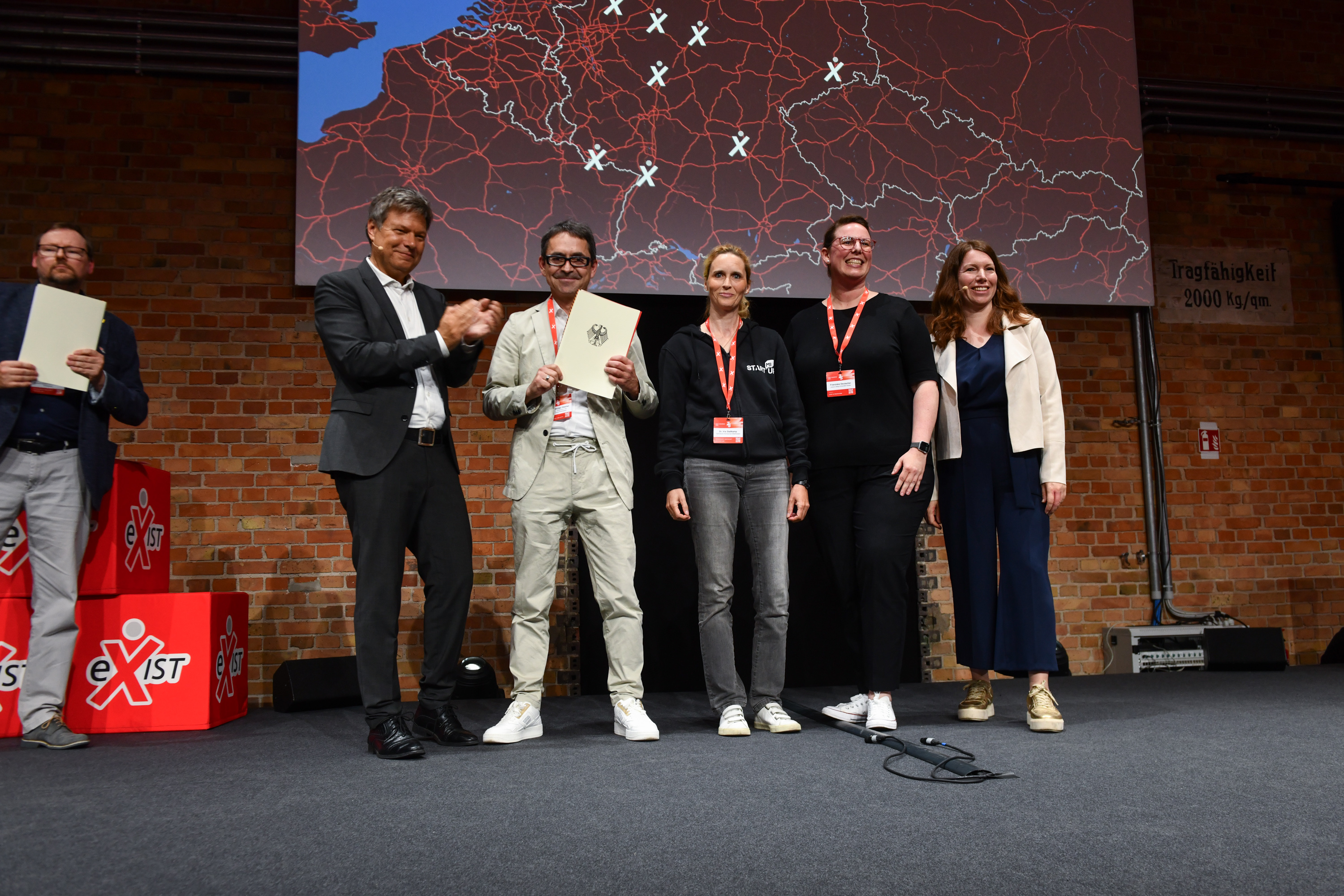Freude über die Zusage für die StartMiUp Factory Sustainable Life in Berlin: (von links) Bundesminister für Wirtschaft und Klimaschutz Dr. Robert Habeck, Prof. Dr. Michael Stephan (UMR), Dr. Iris Stallkamp (THM), Franziska Deutscher (JLU) und Dr. Anna Christmann, Beauftragte des BMWK für Digitale Wirtschaft und Startups. Foto: Jan Welchering
