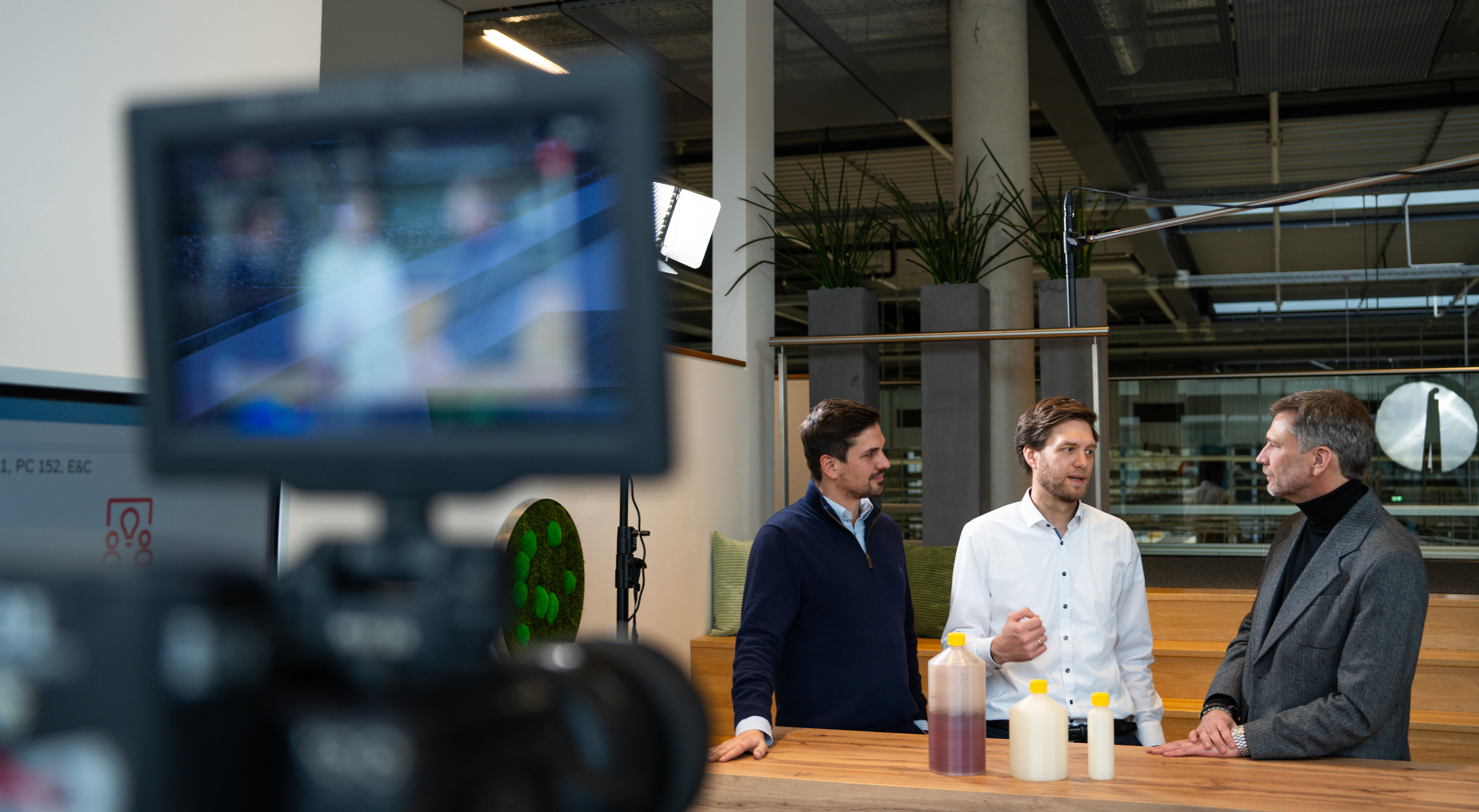 Bild 2: Familienunternehmen Bürkert Fluid Control Systems investiert in Startup Green Elephant Biotech, (v.l.) Felix Wollenhaupt (Geschäftsführer und Gründer Green Elephant Biotech), Dr. Joel Eichmann (Geschäftsführer und Gründer Green Elephant Biotech), Georg Stawowy (CEO Bürkert)